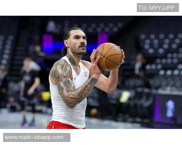 亚当斯如野兽般光脚漫步手持牛排展现原始魅力